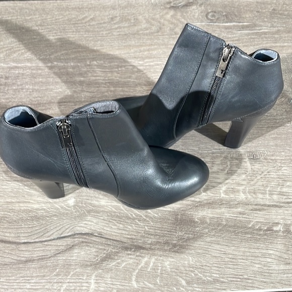 Brand New Women’s TSUBO Troain Black Leather Zip Up High Heel Ankle Booties - Picture 7 of 8